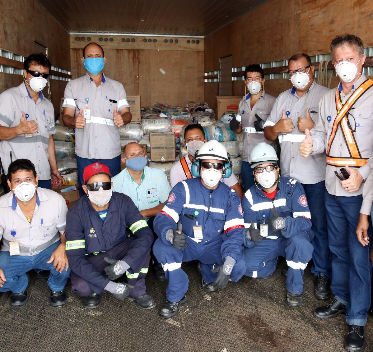 Entrega de cestas e máscaras em Aracruz